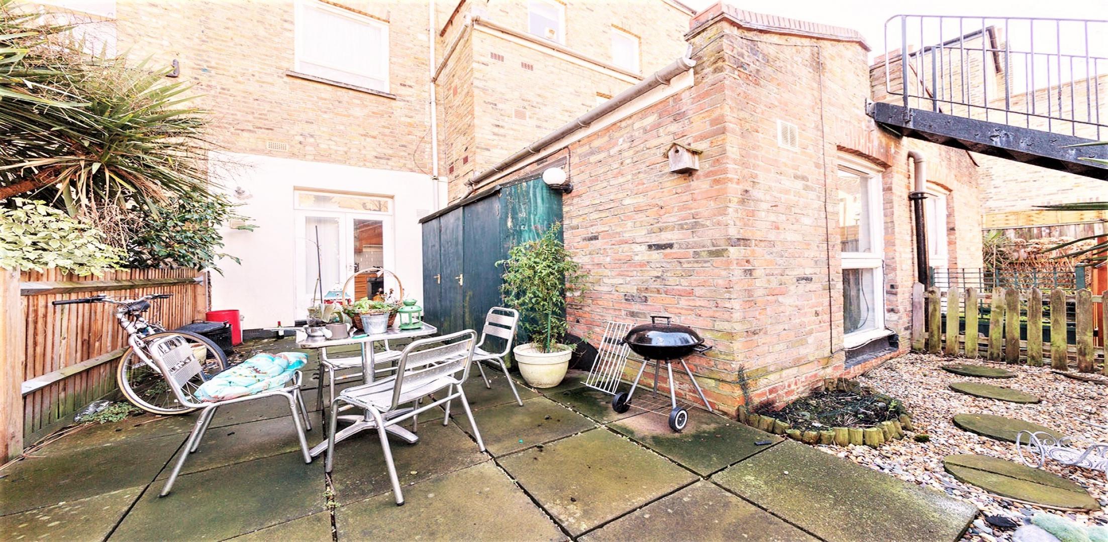 			SIZEABLE ONE BEDROOM GARDEN APARTMENT NW6, 1 Bedroom, 1 bath, 1 reception Flat			 Gascony Avenue, WEST HAMPSTEAD